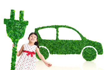 快乐的小女孩给新能源汽车充电亚洲写实摄影图