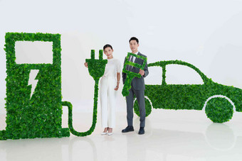 青年夫妇给新能源汽车充电