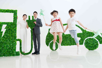 快乐家庭充电环境保护绿色能源高质量素材