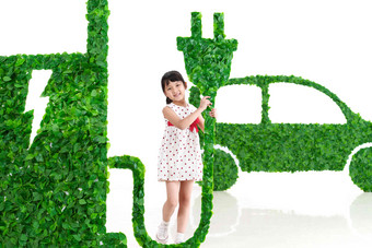 快乐的小女孩给新能源汽车充电儿童高端图片