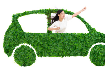 青年商务女士驾驶绿色<strong>环保</strong>汽车出行自驾游摄影