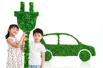 快乐的东方儿童给新能源汽车充电女孩写实摄影