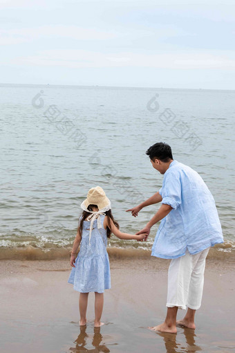 快乐父女在海边玩耍