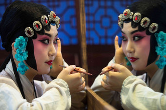 京剧表演者舞台妆人的脸部梳妆用品高质量摄影