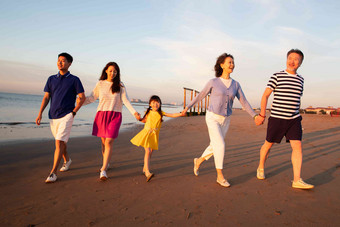 夕阳下在<strong>海边</strong>散步的幸福家庭