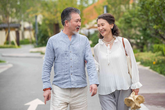 老年夫妇在户外散步