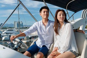 浪漫的青年夫妇驾驶游艇出海成年人清晰相片