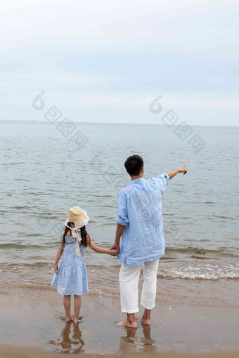 快乐父女在海边玩耍