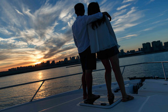 浪漫的青年夫妇站在游艇甲板<strong>上海</strong>景<strong>摄影</strong>图