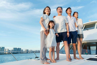 快乐的一家人站在游艇上