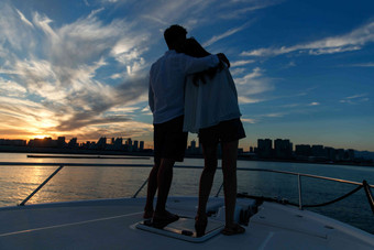 浪漫的青年夫妇站在游艇甲板上中国氛围相片