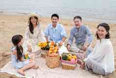 在海边度假的一家人野餐