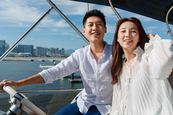 浪漫的青年夫妇驾驶游艇出海夫妇写实镜头
