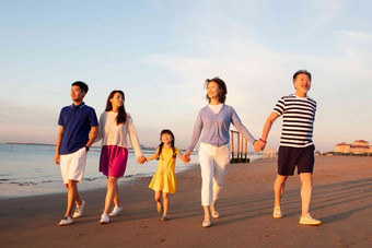 夕阳家庭女人父亲<strong>相伴</strong>清晰场景