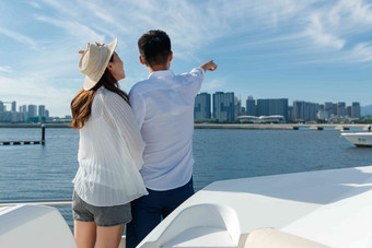 浪漫的青年夫妇站在游艇甲板上夫妇高清素材