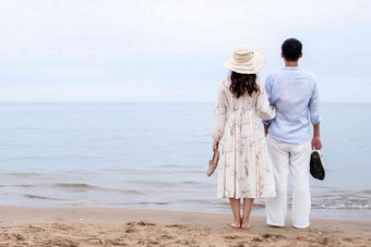 浪漫的青年夫妇站在海边