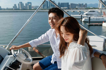 浪漫的青年夫妇驾驶游艇出海夏天高清镜头