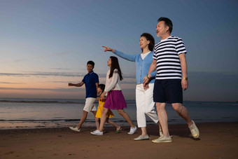 夕阳家庭夫妇祖母休闲活动写实镜头