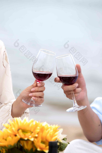浪漫的青年夫妇举起酒杯