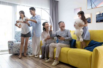 快乐家庭游戏祖父五个人健康生活方式图片