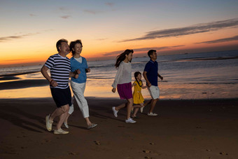 夕阳家庭散步北戴河高清摄影