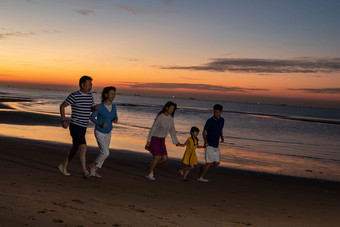夕阳家庭海滩夏天人高质量摄影图