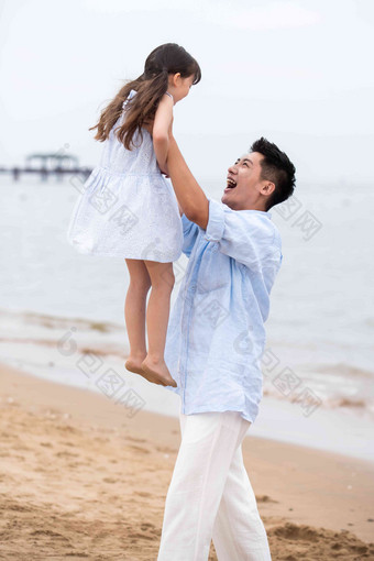 快乐父女在海边玩耍白昼氛围摄影图
