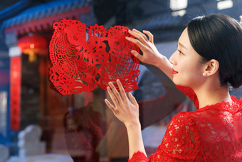 年轻女人窗花春节透明人高端摄影图