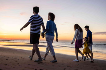 夕阳下在<strong>海边</strong>散步的幸福家庭