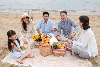 在海边度假的一家人野餐