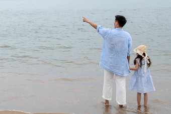 快乐父女在海边玩耍亚洲高端拍摄