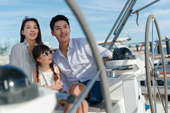 欢乐家庭驾驶游艇出海女儿高质量摄影图