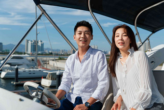 浪漫的青年夫妇驾驶游艇出海东方人高端拍摄