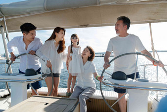 欢乐家庭驾驶帆船出海