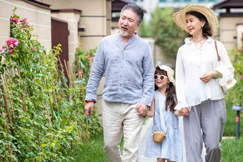 祖父母带着孙女在户外玩耍爱影相