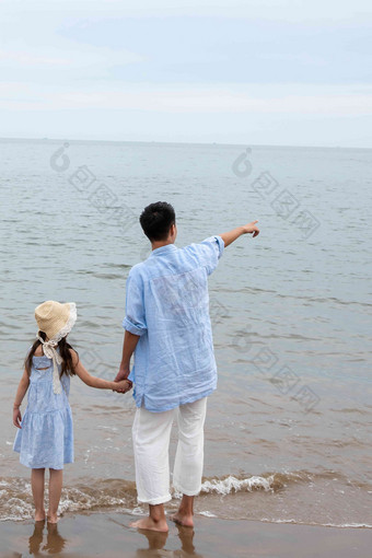 快乐父女在海边玩耍相伴清晰镜头