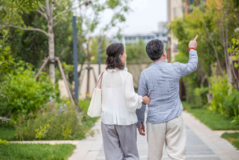 老年夫妇在户外<strong>散步</strong>女人氛围图片