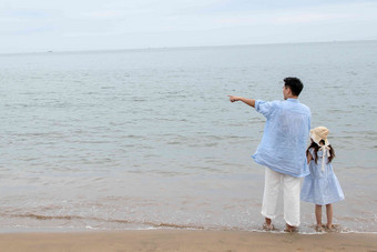 快乐父女在海边玩耍愉悦高清照片