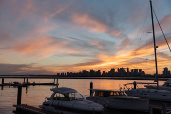 夕阳下的游艇风光氛围照片