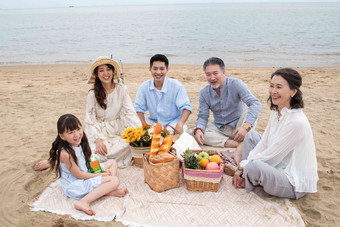 在海边度假的一家人野餐