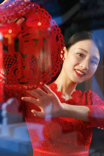 年轻女人窗花中国幸福庭院写实镜头