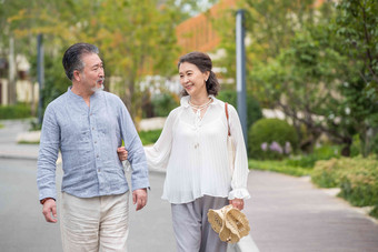 老年夫妇在户外散步两个人写实影相