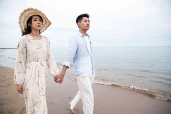 浪漫的青年夫妇在<strong>海边</strong>散步沙滩写实素材