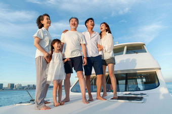 快乐的一家人站在游艇上海洋高质量摄影图