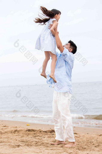 快乐父女在海边玩耍水高清素材