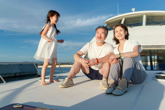 小女孩和祖父母乘坐游艇海景高质量摄影图