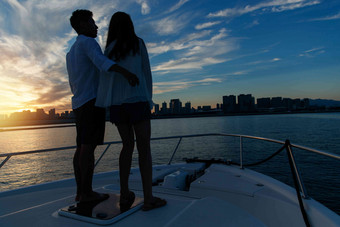 浪漫<strong>的</strong>青年夫妇站在游艇甲板上