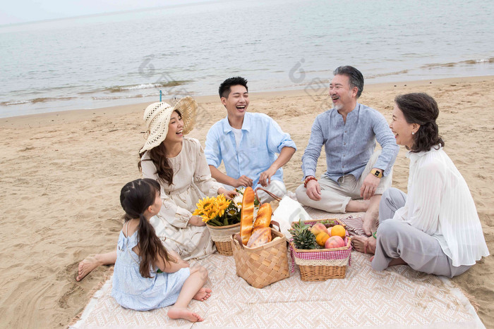 在海边度假的一家人野餐海景高质量图片