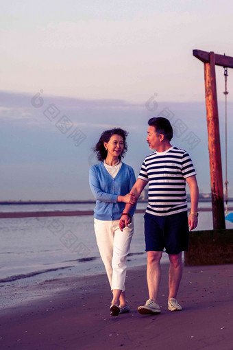 老年夫妇散步沙滩步行6到64岁