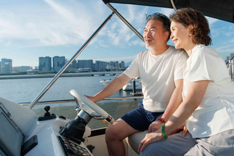 幸福的老年夫妇驾驶游艇出海中国人影相